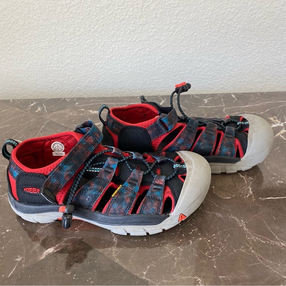 Keen Newport H2 Closed Toe Waterproof Sandal Size 3 - Picture 2 of 5